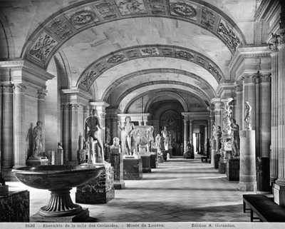 Ansicht des Karyatidenraums im Louvre-Museum, ca. 1900-04 von Adolphe Giraudon